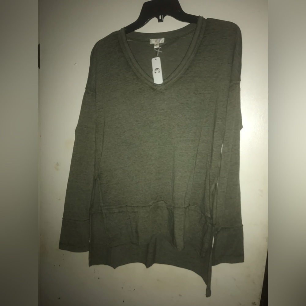 Long sleeves v-neck shirt Medium with long back & split sides, brown